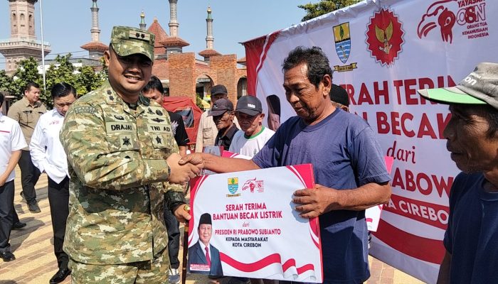200 Becak Listrik Diserahkan kepada Warga Cirebon, Dandim 0614/Kota Cirebon Hadiri Penyaluran Bantuan dari Presiden RI