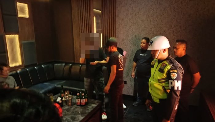 Razia Tempat Hiburan Malam Cirebon Kota Sita 24 Botol Minuman Beralkohol