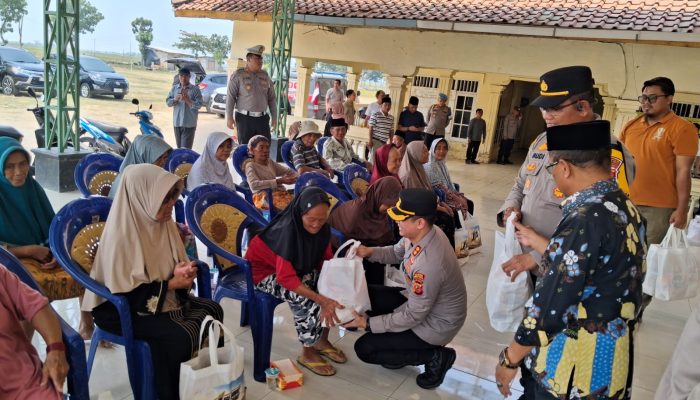 Kapolres Cirebon Kota Salurkan Bansos untuk Warga Suranenggala