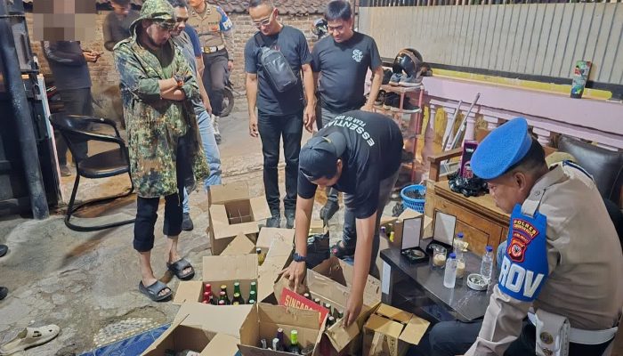 Operasi Pekat, Polres Cirebon Kota Sita 201 Botol Miras dari Sebuah Toko di Tengah Tani