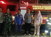 Kebakaran Lahan Kosong Bekas Bangunan PMI Di Kedawung Cepat DiTangani, Kapolsek Turun Langsung ke TKP