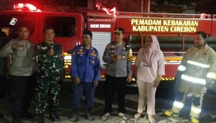 Kebakaran Lahan Kosong Bekas Bangunan PMI Di Kedawung Cepat DiTangani, Kapolsek Turun Langsung ke TKP