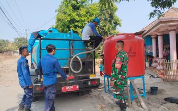 Hadapi Kekeringan, Babinsa Dampingi Penyaluran 10.000 Liter Air Bersih bagi Warga Argasunya