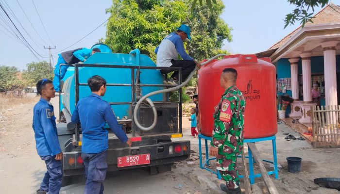 Hadapi Kekeringan, Babinsa Dampingi Penyaluran 10.000 Liter Air Bersih bagi Warga Argasunya