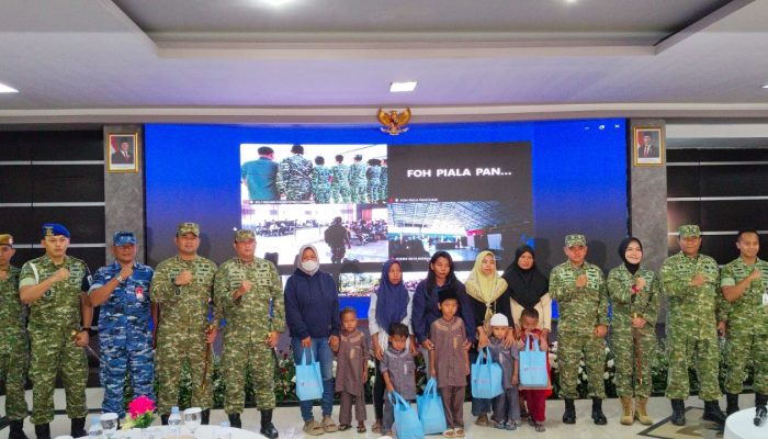 Bakti Sosial HUT ke-81 TNI, Babinsa Lemahwungkuk Dampingi Warga Ikuti Khitan Massal