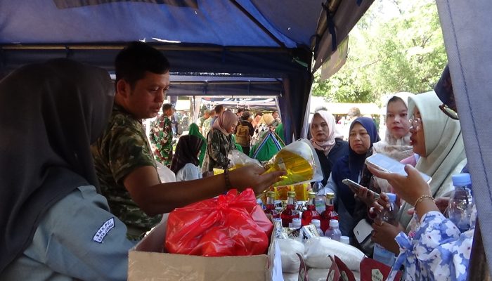 Warga Cirebon Padati di Bazar TNI, Pelaku UMKM Lokal Kebanjiran Pembeli ‎