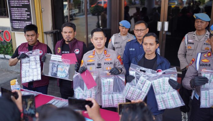 Polres Cirebon Kota Ungkap 9.700 Butir Obat Keras, Satu Pria Diamankan  ‎