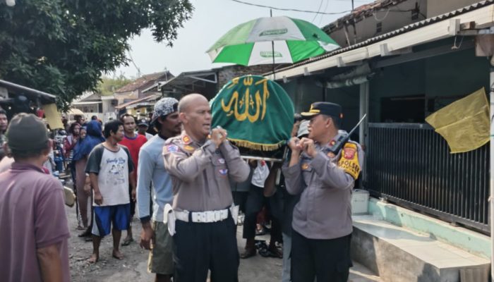 Kapolsek Kedawung Antar Jenazah Korban, Bentuk Empati Polisi kepada Keluarga ‎
