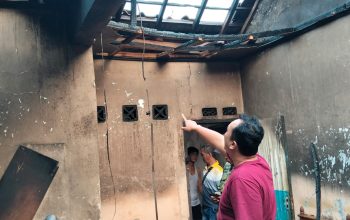 Polsek Mundu Bersama Damkar Tangani Kebakaran Rumah di Banjarwangunan