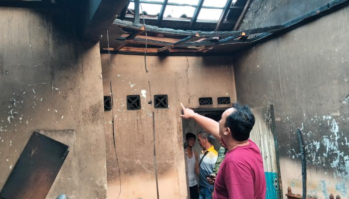 Polsek Mundu Bersama Damkar Tangani Kebakaran Rumah di Banjarwangunan