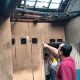 Polsek Mundu Bersama Damkar Tangani Kebakaran Rumah di Banjarwangunan