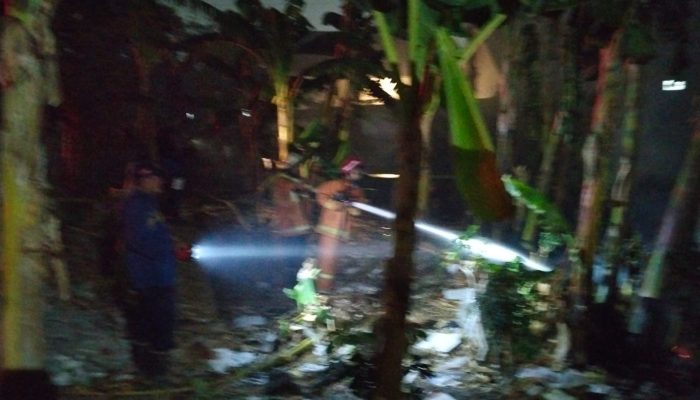 Gerak Cepat Polsek Kesambi dan Damkar Padamkan Kebakaran Lahan Kosong di Sunyaragi Cirebon