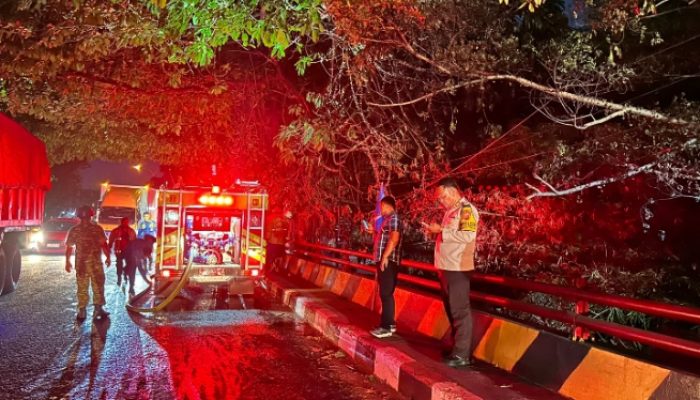Polsek Seltim Bersama Damkar Padamkan Kebakaran Kolong Jembatan dalam Satu Jam ‎