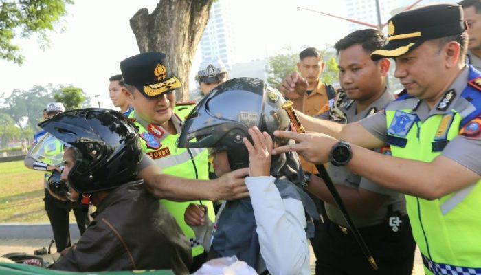 Peduli Keselamatan Pengendara, Kapolda Sumut Turun Langsung Bagikan Helm dan Imbau Tertib Lalu Lintas