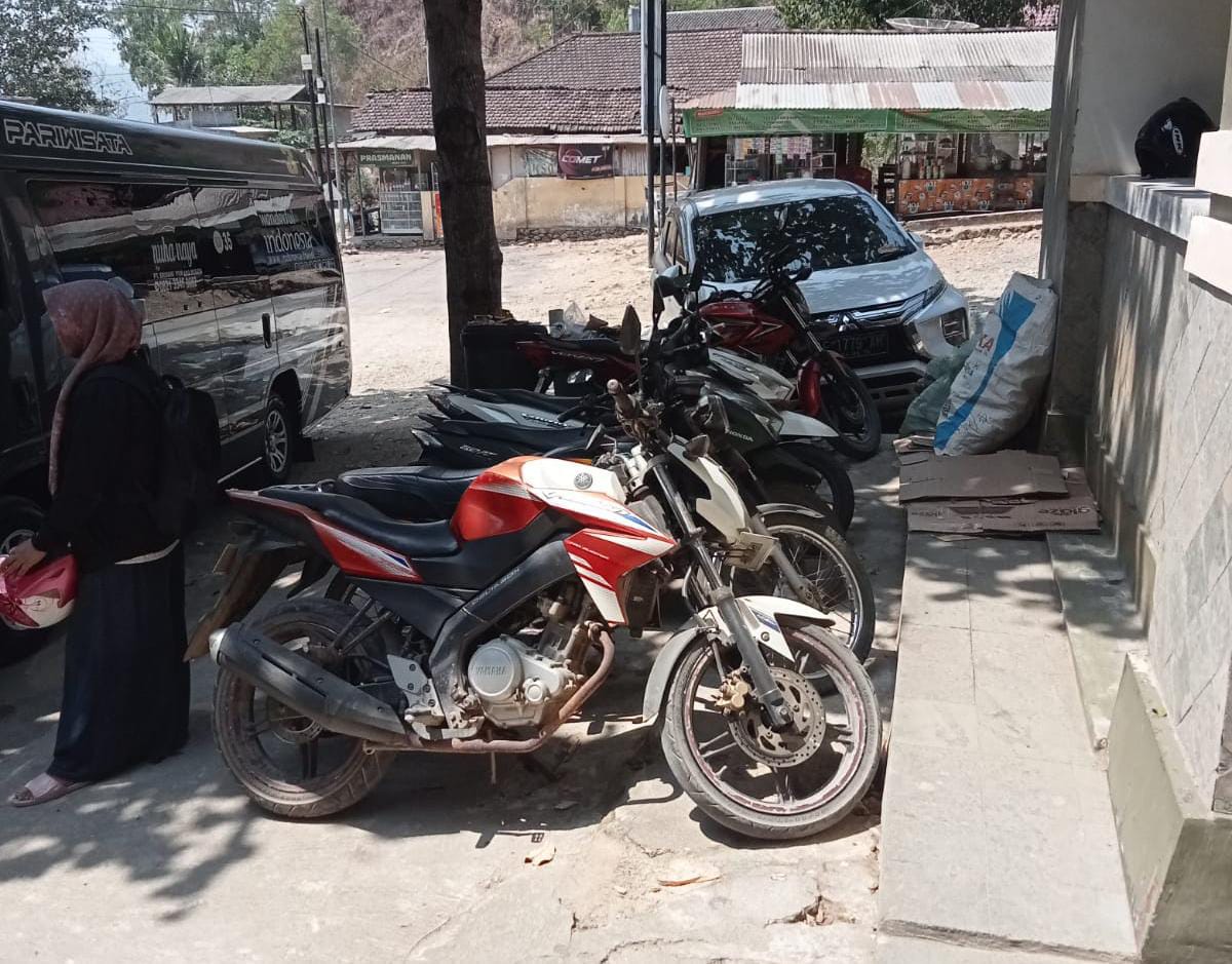 parkir motor tak memadai, kenyamanan wisatawan di banyu anget tirto husodo dipertanyakan 2 IMG 20261004 WA0125