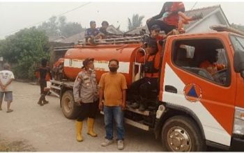 Polsek Banyuasin I Bersama Masyarakat Padamkan Karhutla di Kelurahan Mariana 