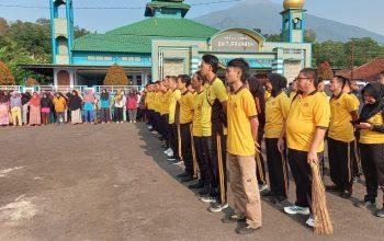 wujudkan lingkungan asri dan sehat, wakapolres kuningan pimpin jumat bersih bersama warga di masjid desa ragawacana 4 IMG 20261017 WA0060