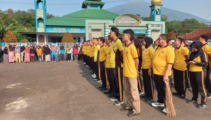 Wujudkan Lingkungan Asri dan Sehat, Wakapolres Kuningan Pimpin Jumat Bersih Bersama Warga di Masjid Desa Ragawacana