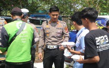 wujud kepedulian sosial, sat lantas polres kuningan gelar"jumat berkah" berbagi makanan gratis untuk masyarakat 5 IMG 20261017 WA0075