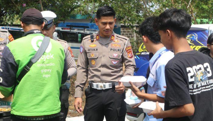 Wujud Kepedulian Sosial, Sat Lantas Polres Kuningan Gelar”Jumat Berkah” Berbagi Makanan Gratis untuk Masyarakat