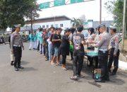wujud kepedulian sosial, sat lantas polres kuningan gelar"jumat berkah" berbagi makanan gratis untuk masyarakat 3 IMG 20261017 WA0076