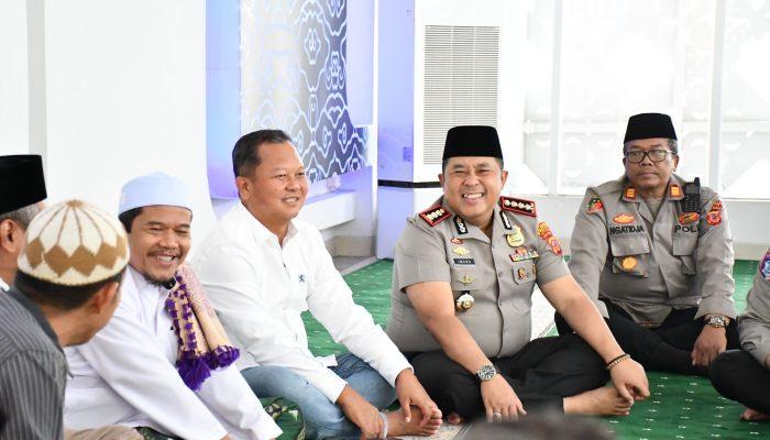 Pererat Silaturahmi dan Jaga Kamtibmas, Kapolresta Cirebon dan 27 Kapolsek Jajaran Gelar Shalat Subuh Keliling
