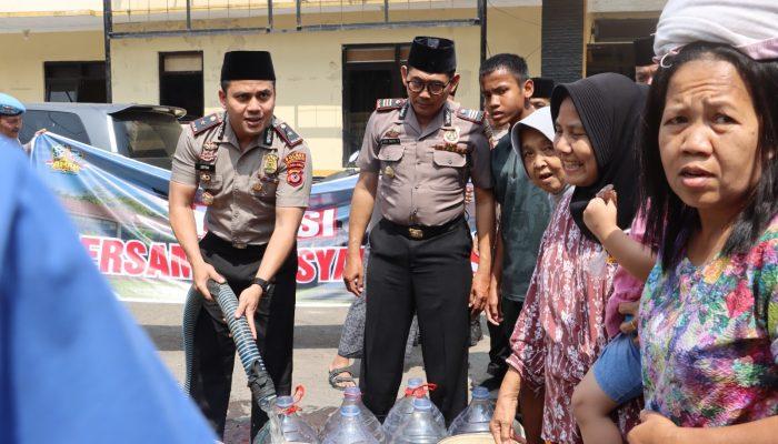 Bantu Warga Terdampak Kekeringan, Polres Kuningan Salurkan Air Bersih ke Desa Hantara