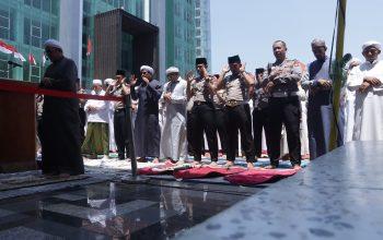 Berharap Bencana Karhutla lekas Berlalu puluhuan Personil Polres Pasuruan Bersama ribuan Santri PP. dalwa mencoba Mengetuk pintu Langit