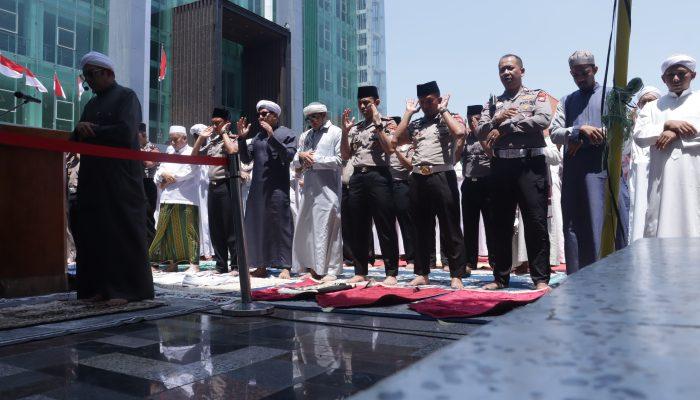 Berharap Bencana Karhutla lekas Berlalu puluhuan Personil Polres Pasuruan Bersama ribuan Santri PP. dalwa mencoba Mengetuk pintu Langit
