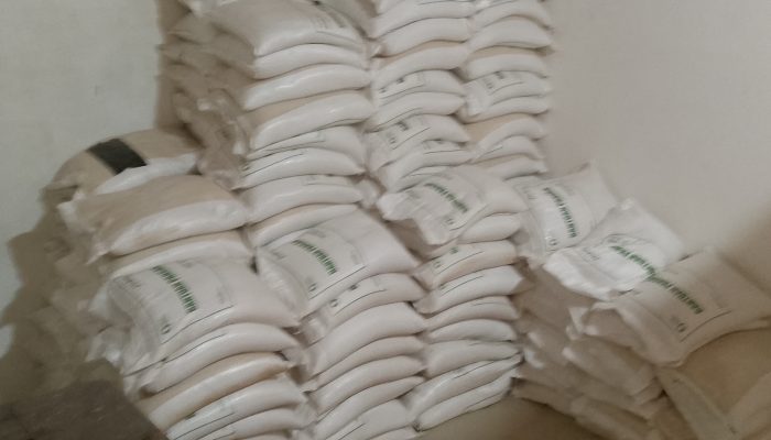 Tumpukan beras BANPANG (Bantuan Pangan ) di Kantor Desa Tungkal Ilir jadi polemik: Pendataan tidak tepat sasaran, Masyarakat yang layak tertinggal