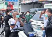 Pemkab dan Forkopimda Dairi membagikan masker kepada warga yang berlalulintas di depan Kantor Bupati Dairi