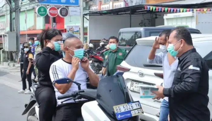 Pemkab dan Forkopimda Dairi membagikan masker kepada warga yang berlalulintas di depan Kantor Bupati Dairi